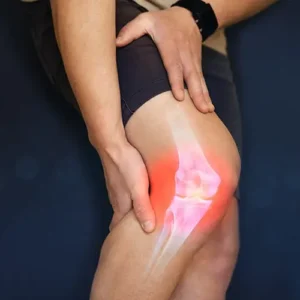 Therapeut behandelt Knieschmerzen mit speziellen Techniken.