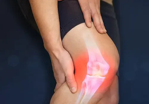 Therapeut behandelt Knieschmerzen mit speziellen Techniken.