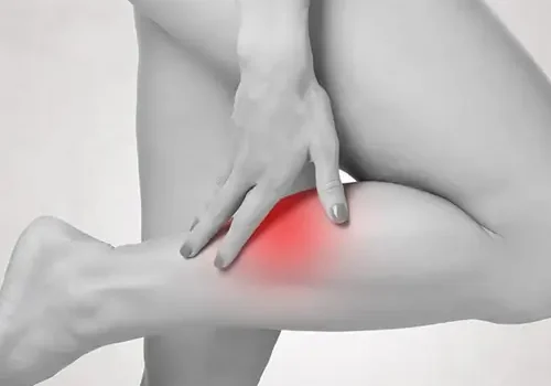 Therapeut lindert Beinkrämpfe mit speziellen Massagetechniken.