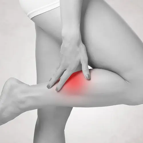 Krämpfe Therapeut lindert Beinkrämpfe mit speziellen Massagetechniken.