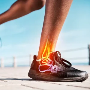 Therapeut bietet professionelle Behandlung bei Fussschmerzen.