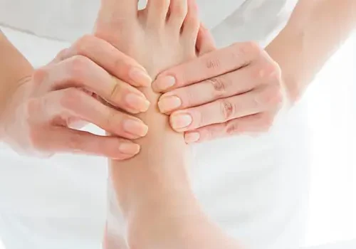 Verschiedene therapeutische Techniken zur Behandlung von Fussschmerzen.
